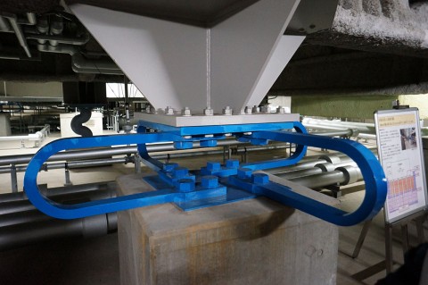 地下免震ピットで見られた免震構造の一部。青いバネのようなものは「U型鋼製タンパー」で、地震からくる揺れを減らして「京」コンピュータを守っています。 
